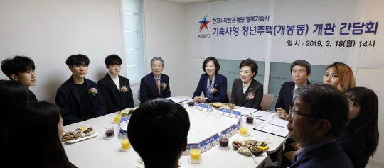 김현미 국토교통부 장관(왼쪽 여섯번째)이 지난 3월 올해 대학생을 첫 기숙사형 청년주택인 개봉동 개봉동 '기숙사형 청년주택'에서 학생들과 개관 기념 간담회를 하고 있다.<연합뉴스>